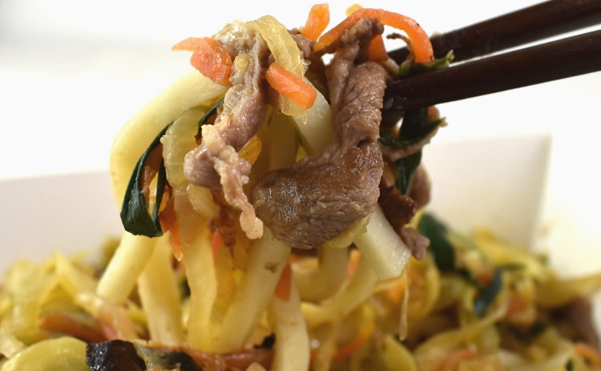 ナチュラルローソンの人気メニュー「1食分の野菜とラムの焼うどん」のアップ画像