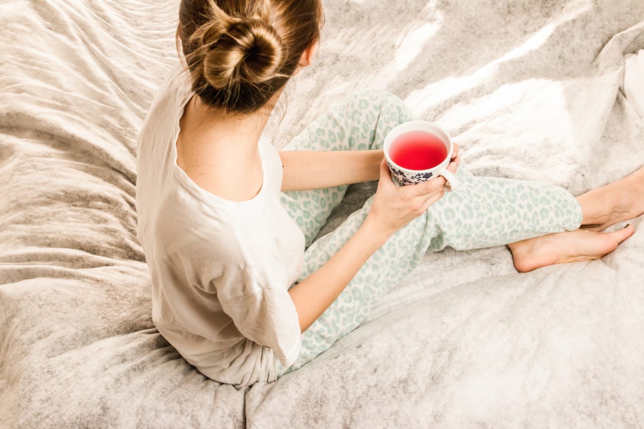 部屋でくつろぐ女性