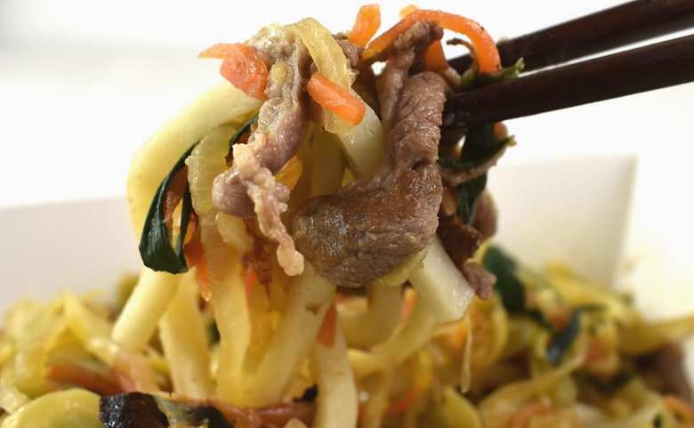 ナチュラルローソンの人気メニュー「1食分の野菜とラムの焼うどん」のアップ画像