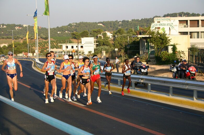 金メダルをとった2004年のアテネオリンピック女子マラソンの様子