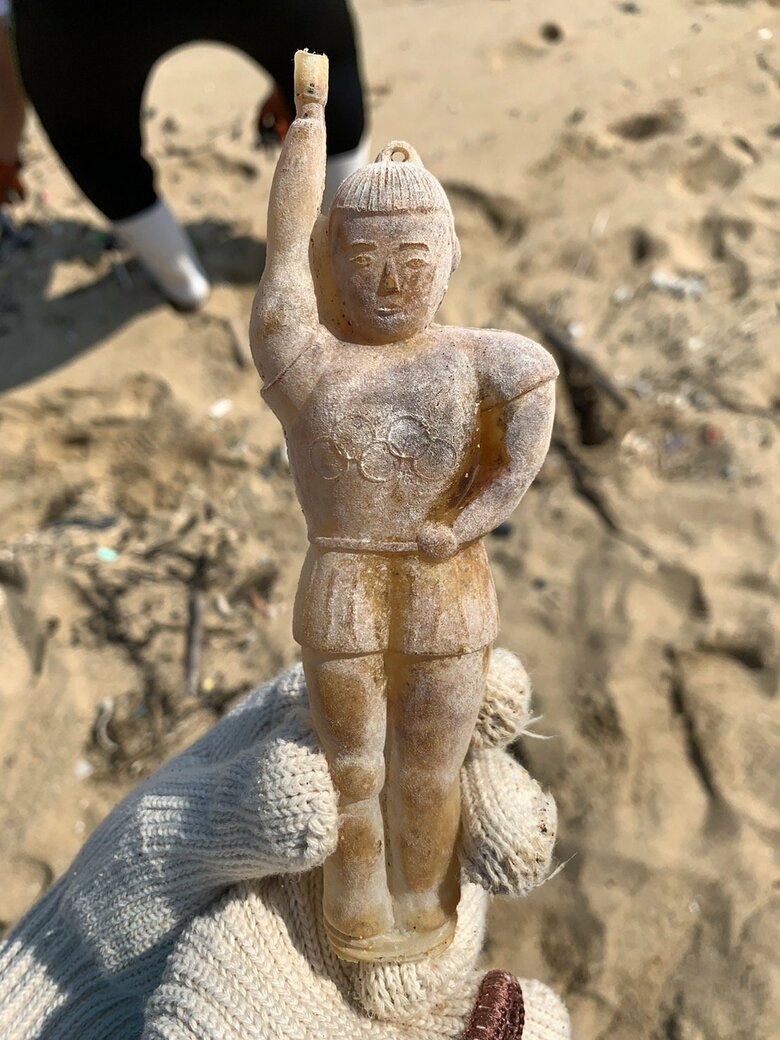 海のゴミとして発見された1964年の東京五輪時に作られたお菓子の容器！