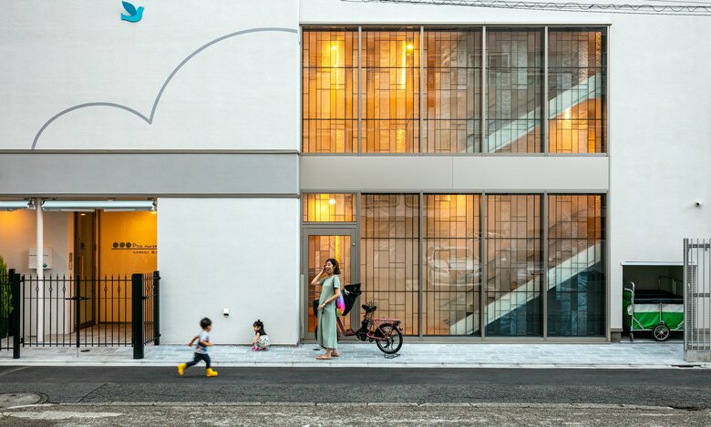 ドイツから取り寄せた大きなステンドグラスが目を引く保育園、Picoナーサリ新高円寺