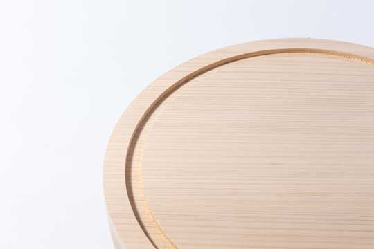 ▲サワラはおひつや飯台にもよく使われる木。フタには釜本体に合わせた溝が掘られているので、密閉性が高い。