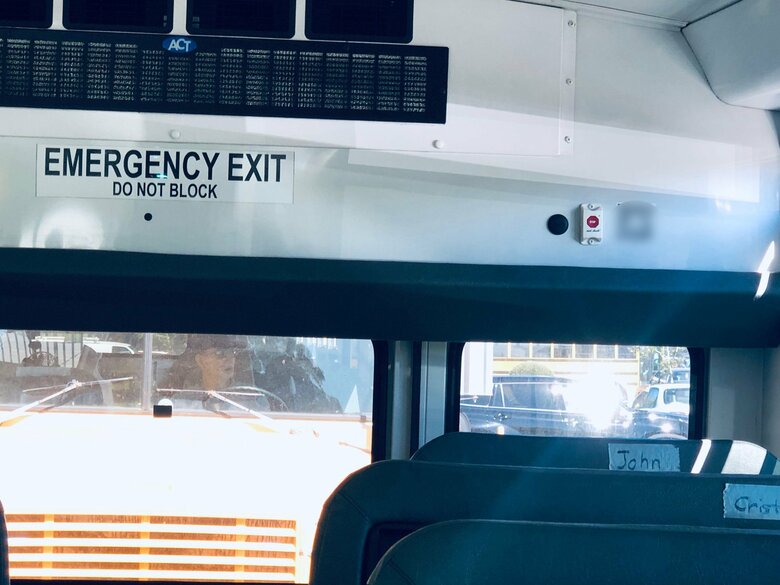 車内の一番後ろにボタンと、ドライバーがタブレットで読み取るためのQRコードが設置されている