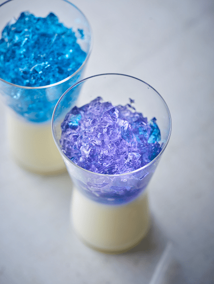 バラフライピーの中の青色成分・アントシアニンにレモンをかけると色が変わる性質について学ぶ「色が変わる菖蒲ゼリー」