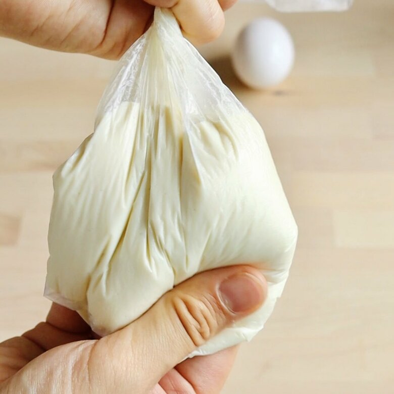 【作り方】2.袋に絹豆腐100g（水切りなし）を入れて滑らかになるまで揉んだら、卵1個を加えて更に揉む