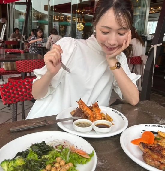 ランチ中の彦坂さん。写真は、2025年初夏の頃