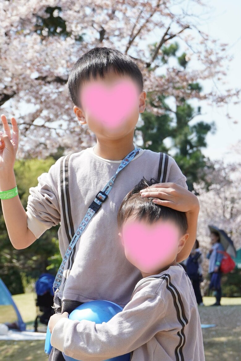 兄弟そろって読書が好きで仲がいい（写真はお花見のときの様子）