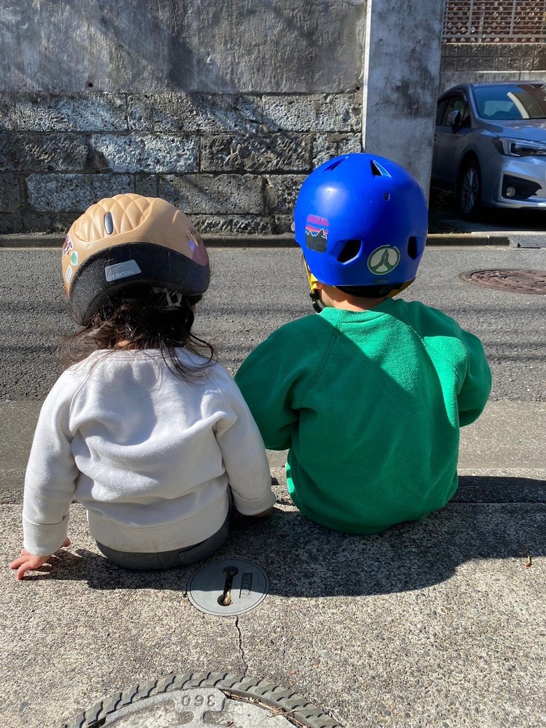 養子縁組で迎えた武内由紀子さんの長男と長女。ヘルメットを被り、ヒソヒソ話