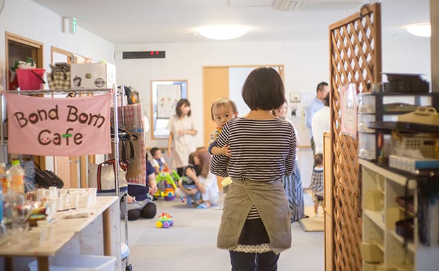 2016年10月、子育てサロン「ボンボンカフェ」での様子