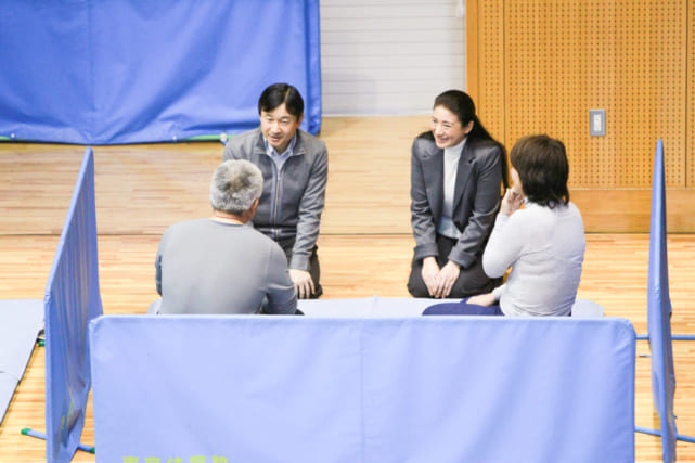 膝をついて山形さんら被災者を励まされた