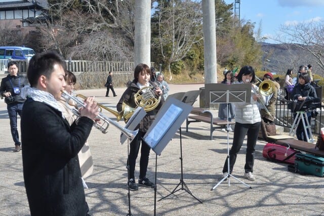 17年3月 石巻市での「追悼と防災の集い」で演奏する祐登さん（本人提供）
