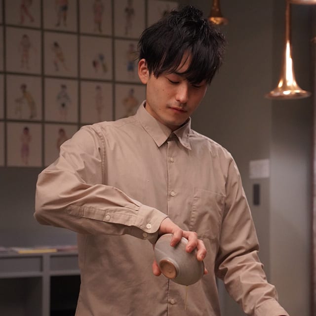 日本茶を淹れる倉橋さん