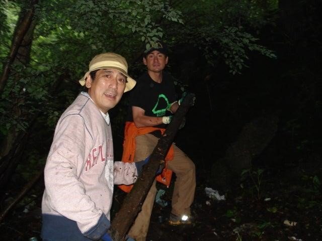 2007年、アルピニスト野口健さんのガイダンスのもと、ボランティアとともに富士山清掃活動するルーさん