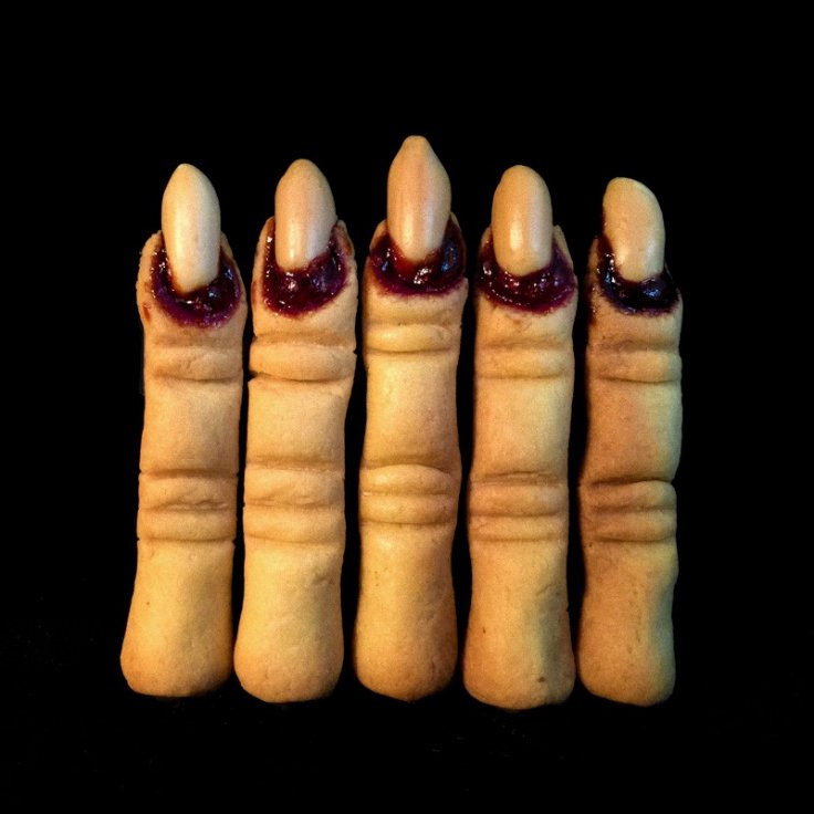 朽ち果てた爪の生え際から滲み出た血がリアルな指クッキー。ポキポキとした歯ごたえ抜群