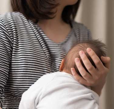 育児のリアル…バウンサーを足で揺らしながらご飯をかきこむ毎日