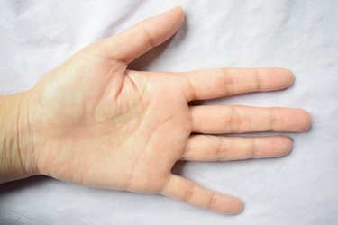 《熱中症予防》手のひらを冷やすのが有効？最近の研究で明らかに「冷えたペットボトルで深部体温を効率的に下げる」