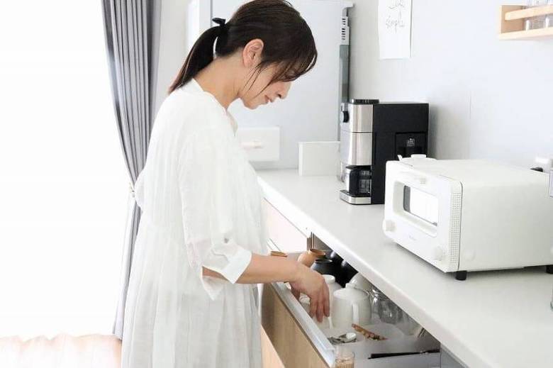キッチンの引き出しを整理する瀧本真奈美さん