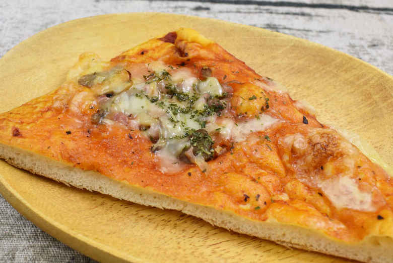 ローソンのおすすめパン「もっちり食感の三角ピザパン（舞茸＆ベーコン）の実物画像