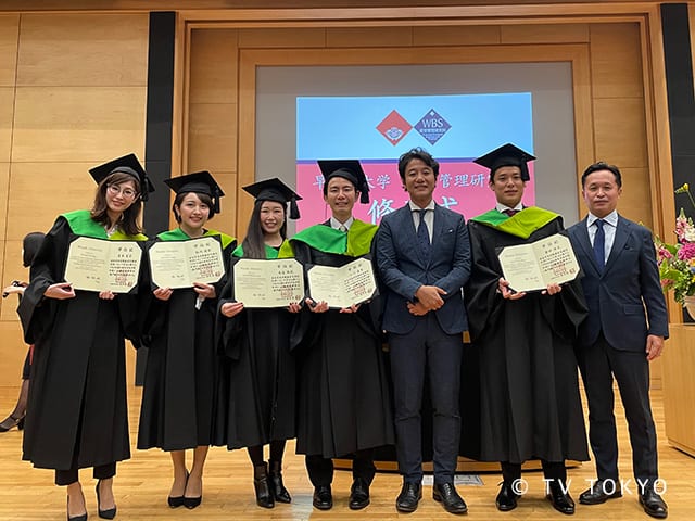 早稲田大学大学院の学位授与式で撮影した1枚（左から2番目が相内さん）
