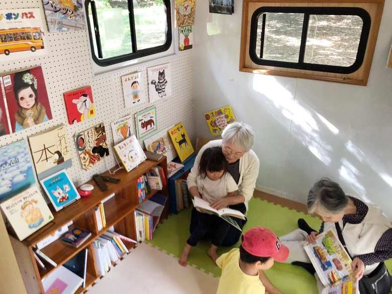 「オレンジボーイ」 の中の様子。どの本も自由に読むことができ、時には読み聞かせの場にもなる。