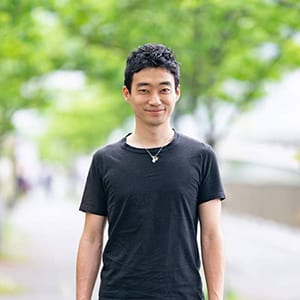 85年札幌生まれ。高校在学中、イラクの子どもたちのために医療支援NGOを設立。18歳でイラクへ渡航。現地の武装勢力に拘束され、帰国後「自己責任」という言葉のもと、大きなバッシングを受ける。大学卒業後、商社勤務を経て、12年にNPO法人D×Pを設立。孤立した10代の支援を続けている。現在は、コロナ禍で困窮する若者に現金や食糧の緊急支援を行っており、サポーターを随時募集中。https://www.dreampossibility.com/supporter/