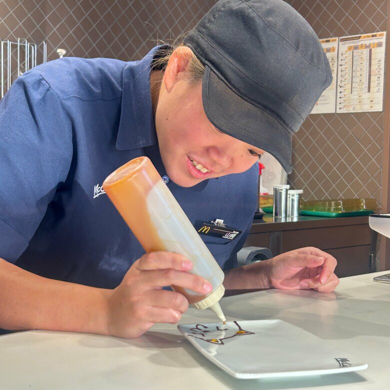 かわいらしいイラストをケーキのプレートに描く山崎すみれさん