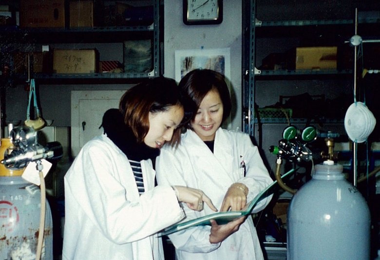 大学時代の中村さん。白衣姿で茶髪から黒髪に戻した頃