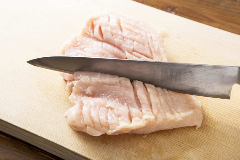 鶏胸肉は観音開きにして厚さを均一にし、1cm幅の格子状に切れ目を入れる（鶏肉は厚みを均一にして格子状に切ることで味も火も入りやすくなる。切り込みを深く入れすぎると切り離されるので注意する）。2等分にしてボウルに入れ、Ａを揉み込む。肉が水分をぜんぶ吸ったら、片栗粉をたっぷりまぶしつける。