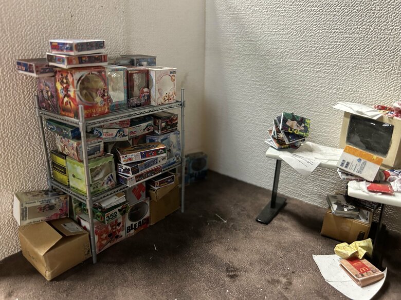 現在制作中の「趣味の部屋」の一部。ラックにはアニメのキャラクターのフィギュアが山積みに