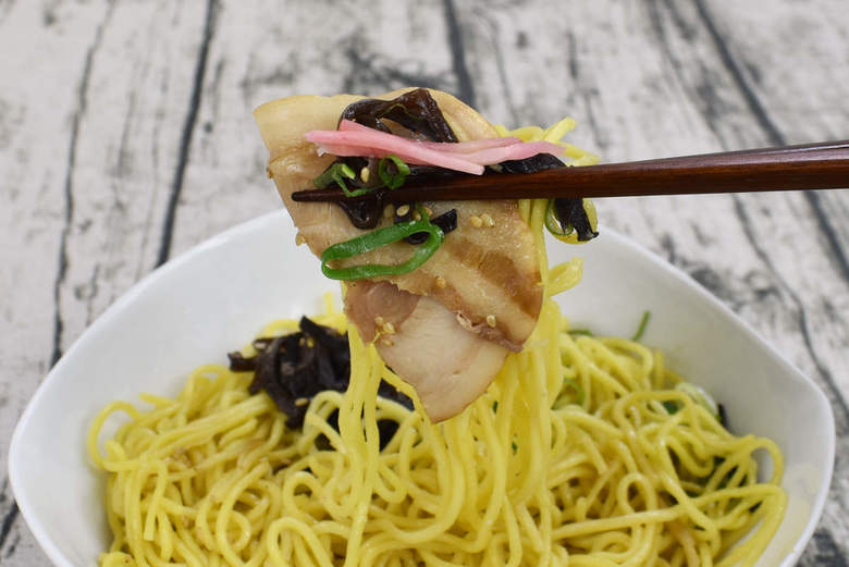 何といっても麺が主役のファミマ「豚骨の旨み広がる焼ラーメン」。原材料に記載された「にんにく風味焼き中華麺」が、麺自体を香ばしい味わいに仕上げています。スープもないので、飲み残したスープの処理も不要。後片付けも楽チンです。