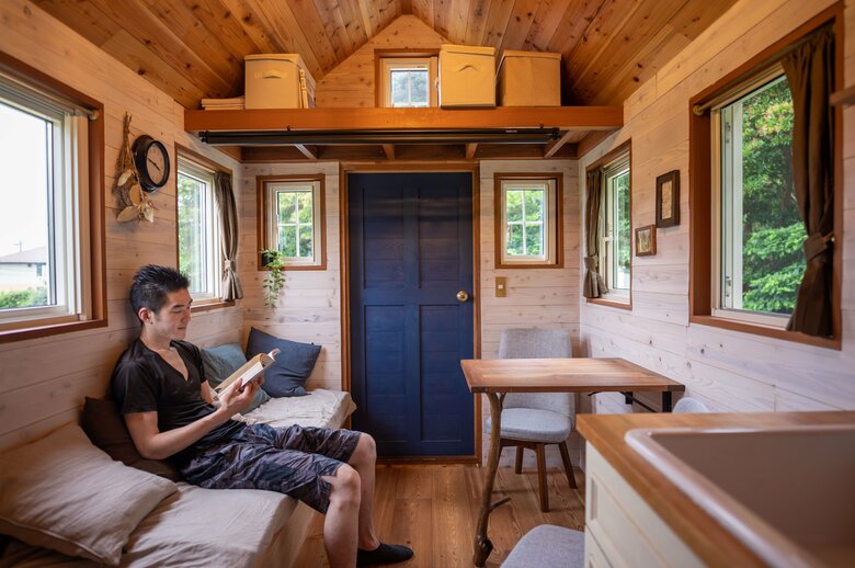 夫はソファーで読書を楽しむ