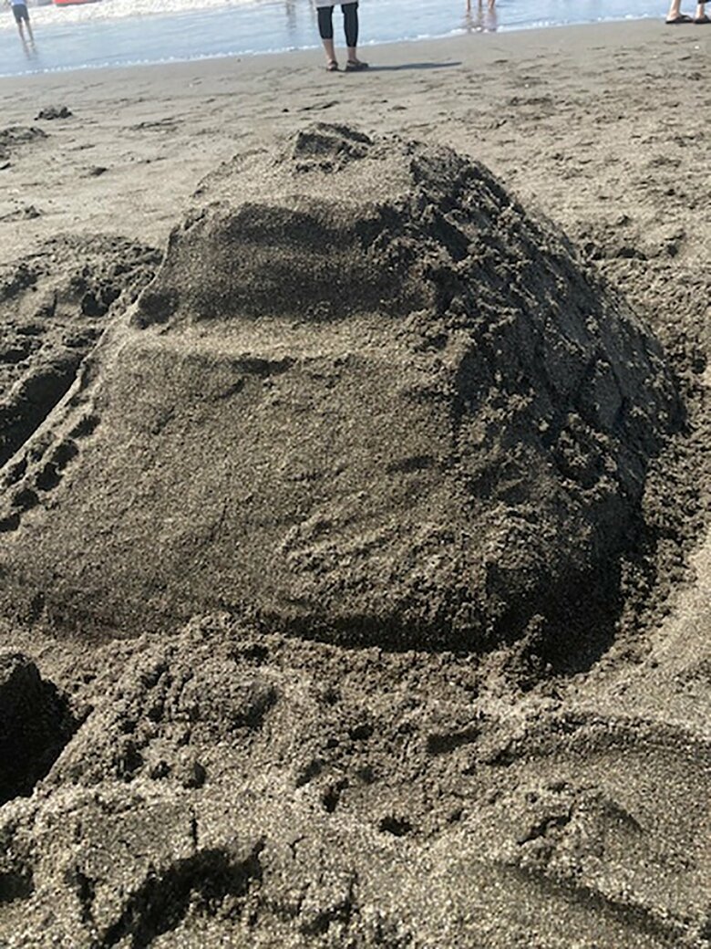 8月には家族で海へ「巨大な城をみんなでつくりました」