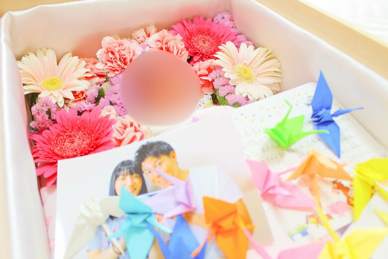 まおちゃんのお棺に夫婦の写真や手紙、折り鶴などを入れて見送った