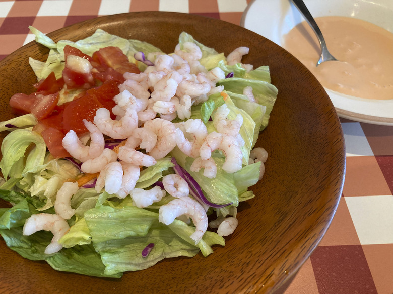 4人で4つオーダーするほど家族もお気に入りの小エビのサラダ