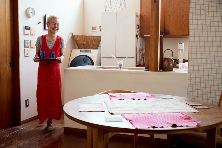 キッチンを周遊できるスタイルのため、動線が重なりません。カウンターも対面型なのでダイレクトに物の受け渡しも可能