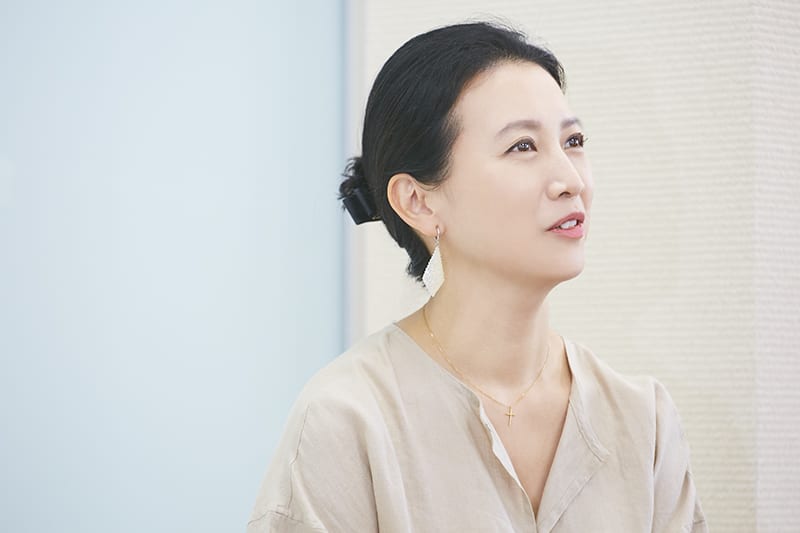 社内で再会したスタッフともフレンドリーに話す戸田菜穂さん