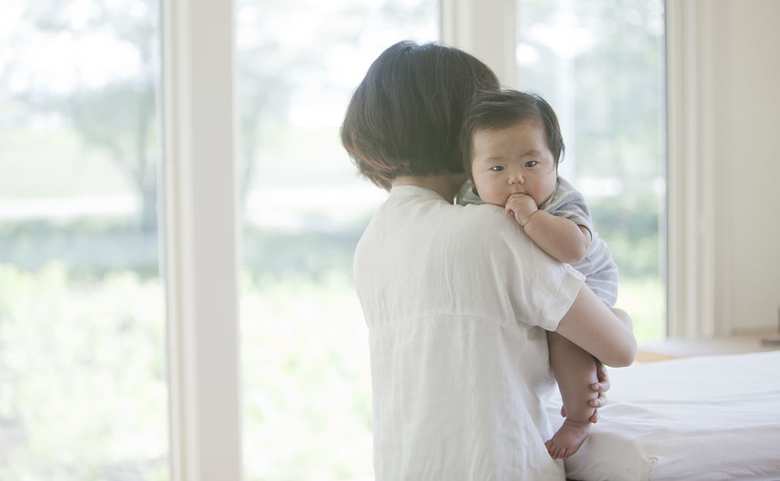 赤ちゃんを抱く母親