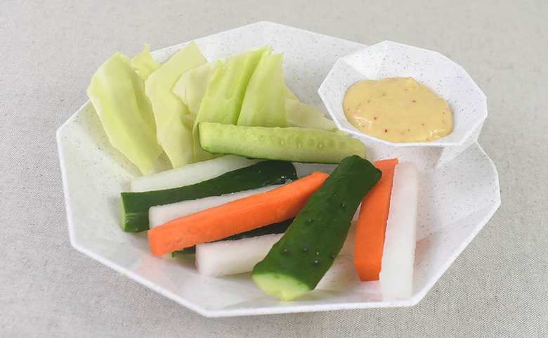 セリアのおすすめキッチン用品「ディップ皿付き プレート」の実物画像