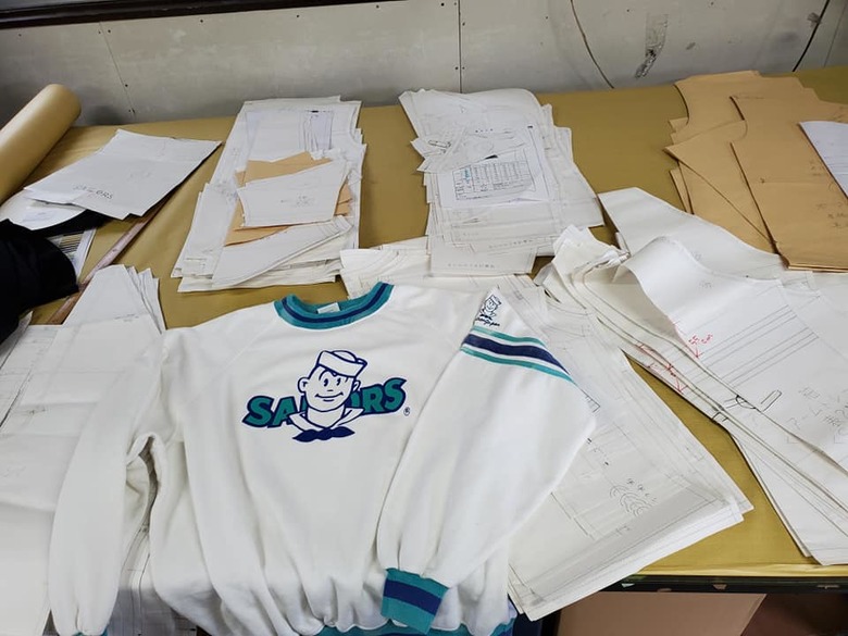 糸の色までこだわって当時の服を再現