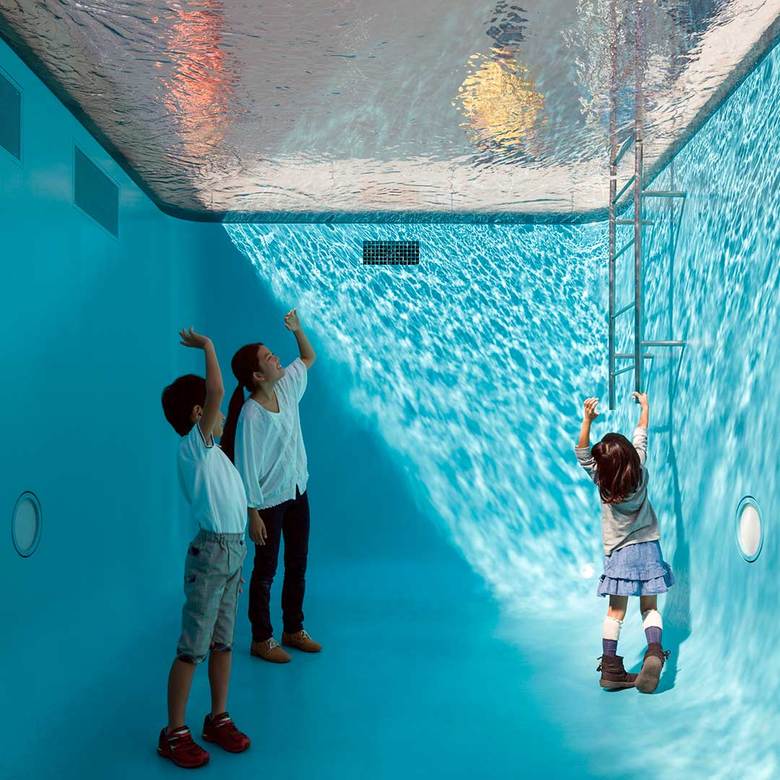 レアンドロ・エルリッヒ　《スイミング・プール》2004年　撮影：渡邉修　写真提供：金沢21世紀美術館