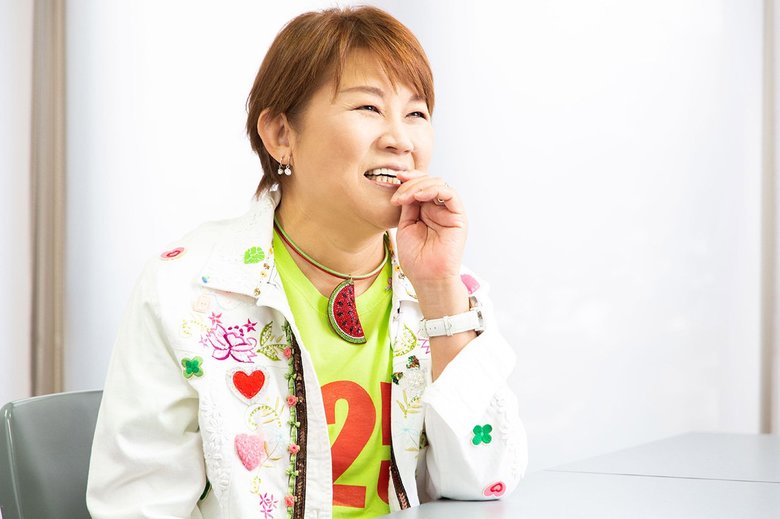 ポップなスイカのアクセサリーを身につけ、笑顔で話す山田邦子さん