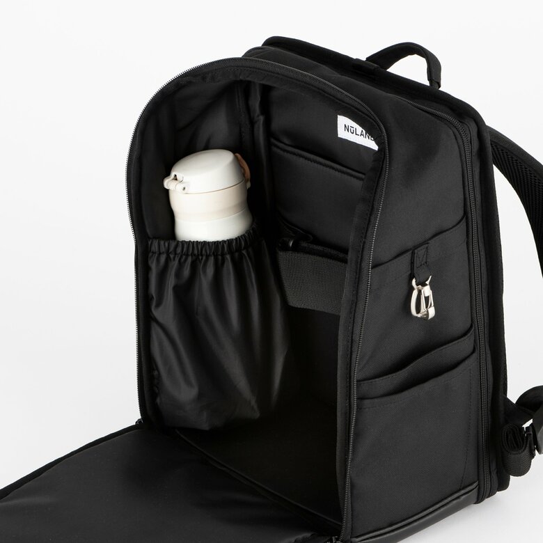 開発したランドセルは内側には1リットルの水筒を収納できるポケットがあり、タブレットや鍵などの専用収納スペースも