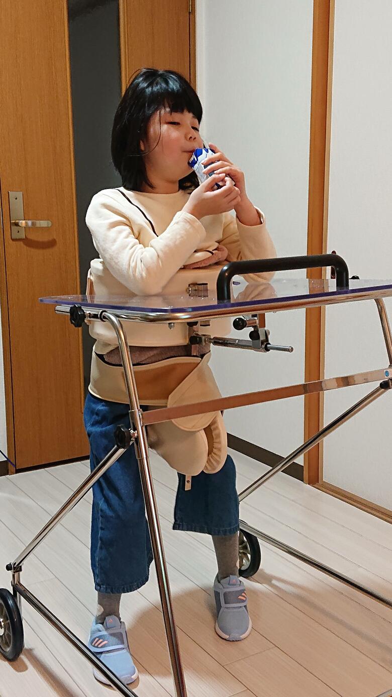 自宅でリハビリする萌々花さん