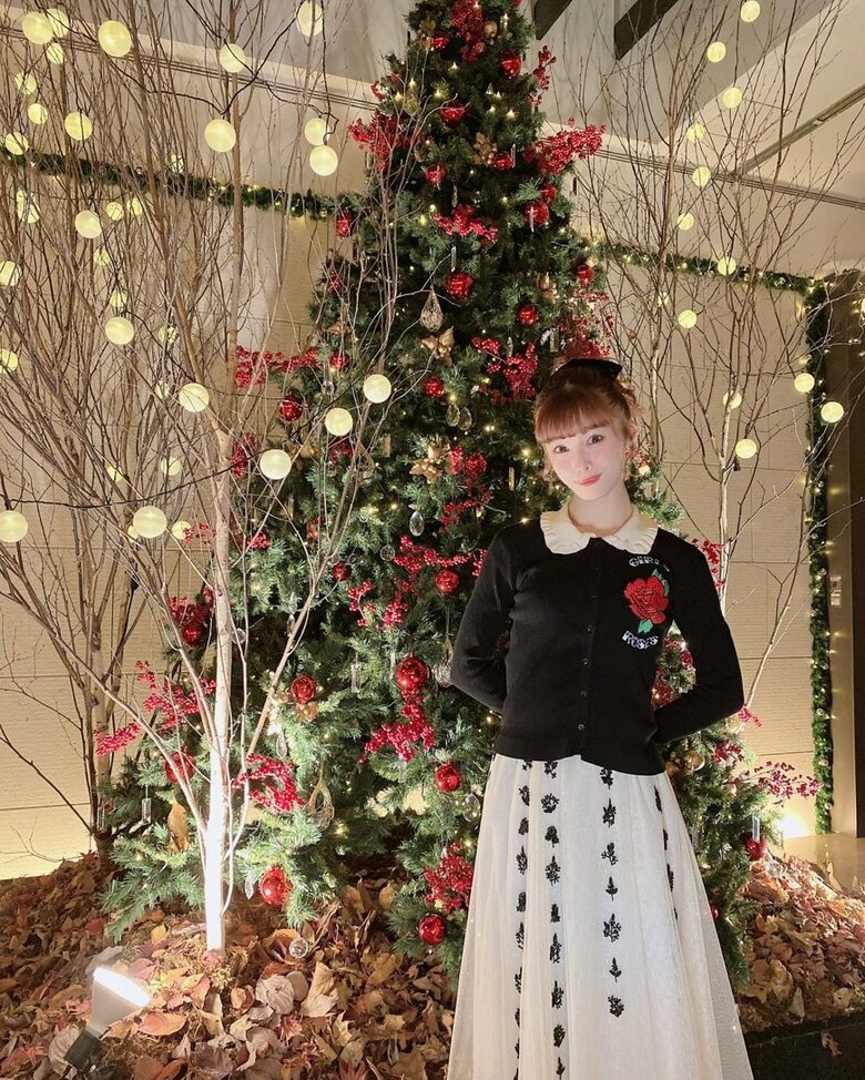 シックなコーディネートもかわいい！クリスマスツリーを前に