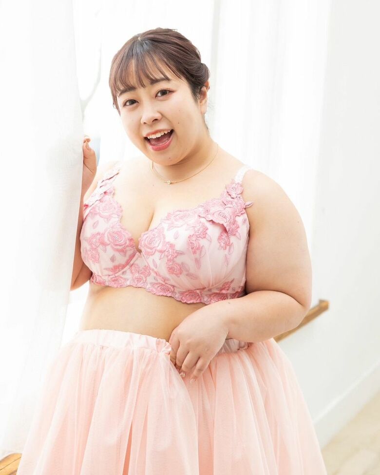 ランジェリーモデルを務める餅田さん（写真提供／フランデランジェリー）