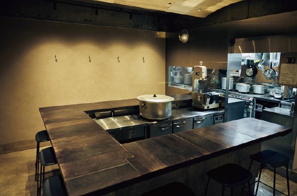 コの字型のカウンター形式で、10席限定の『ビリヤニ大澤』