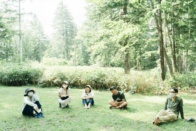 森の中での授業の様子