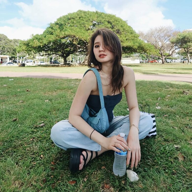 あぐらをかくだけでもさまになるYunaさん