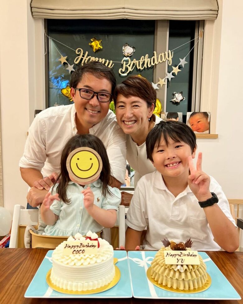 お子さんふたりの誕生日が同じ日！奇跡のファミリーの誕生日の様子。夫の杉山走さん（左上）と愛さんもニッコリ